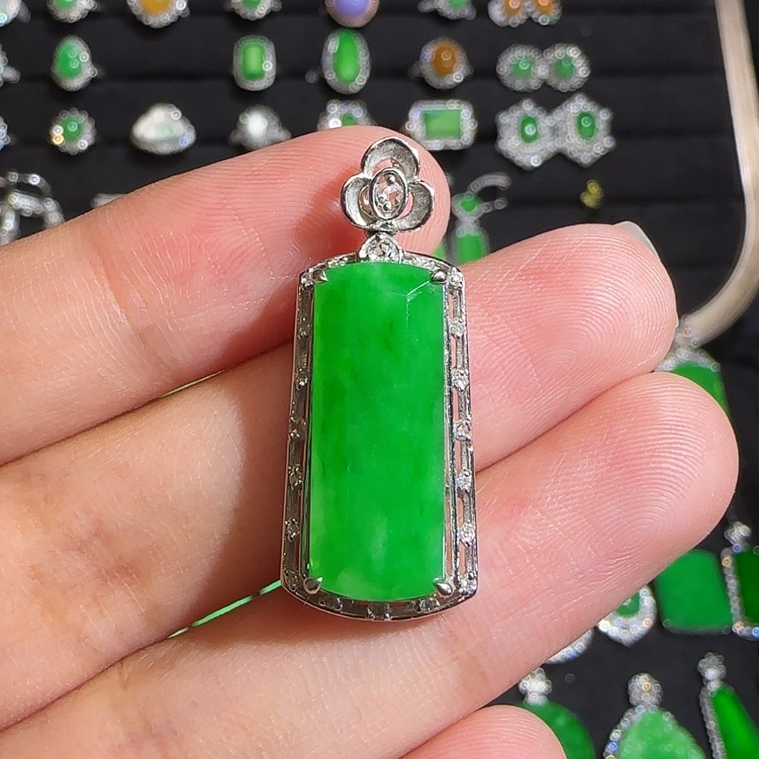 翡翠18K金镶嵌颈饰吊坠