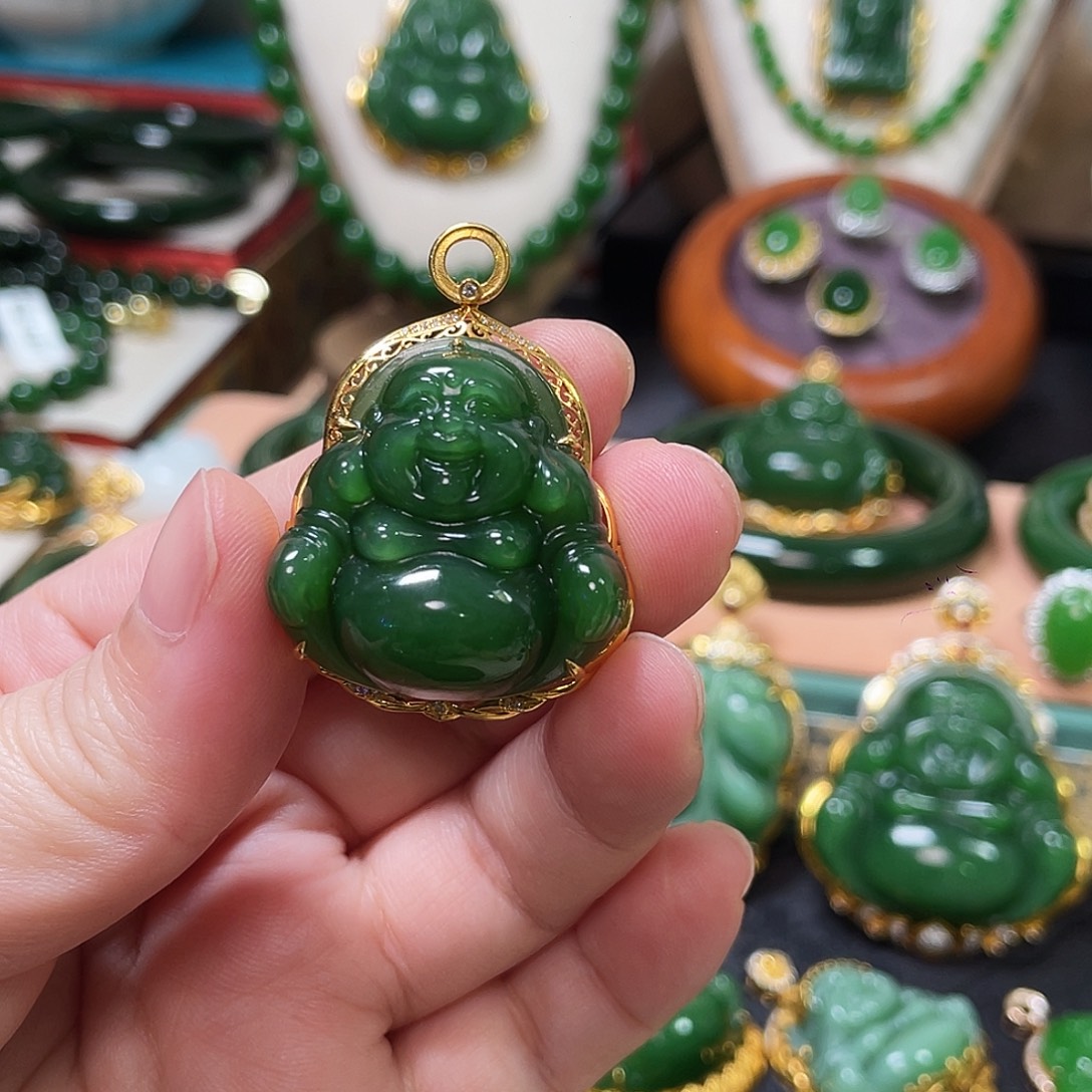 和田玉（碧玉）18K金镶嵌颈饰辣绿佛公30