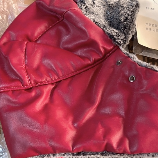 红色皮悠帽子一个。      