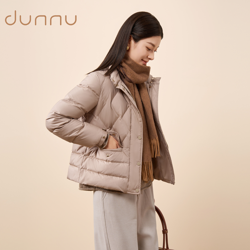 DUNNU/敦奴25年冬新品90白鸭绒翻领日常简约羽绒服女短款FU5Y2105