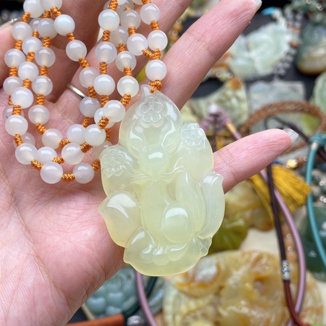 蛇纹石玉颈饰未镶嵌