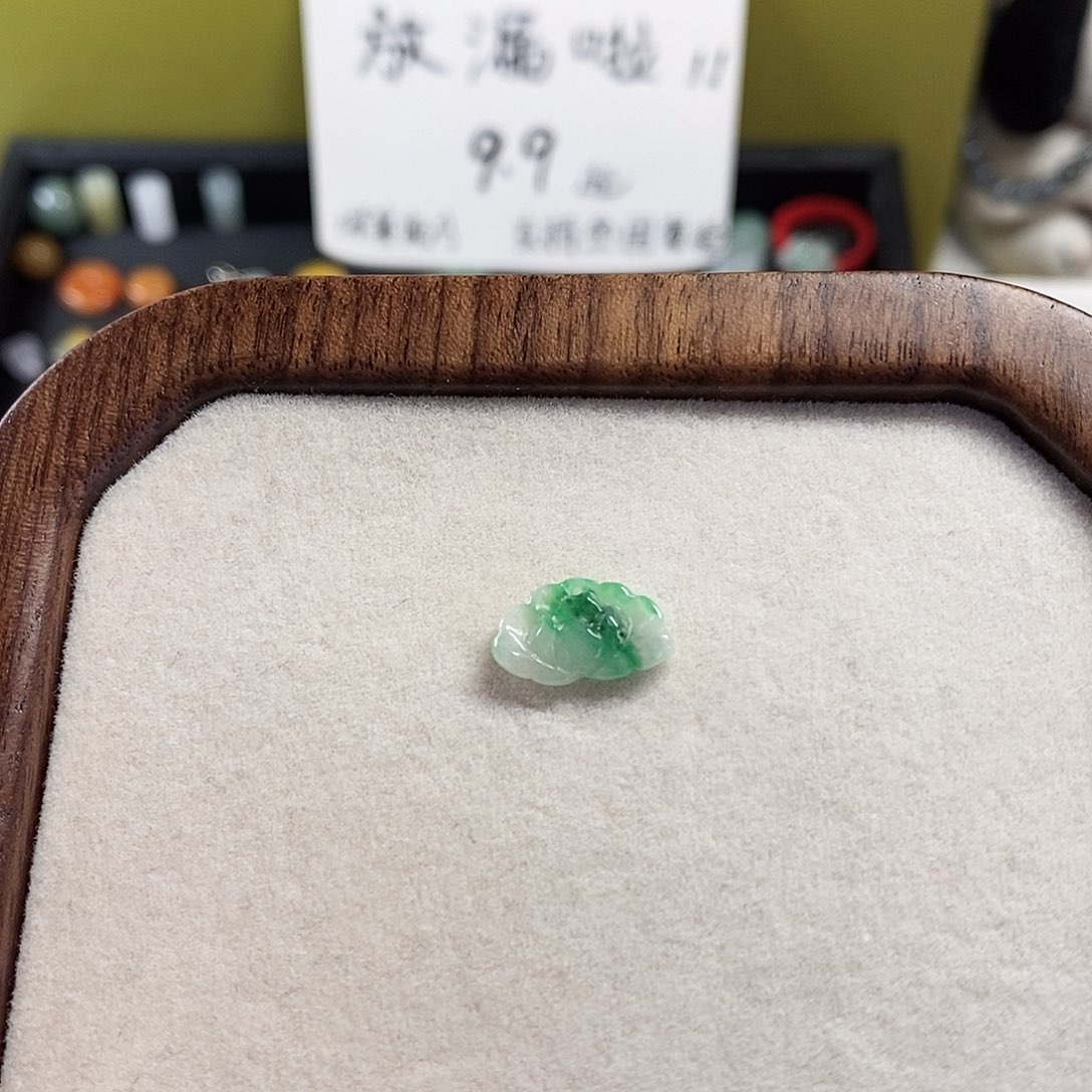 纳***青翡翠未镶嵌颈饰小滴溜