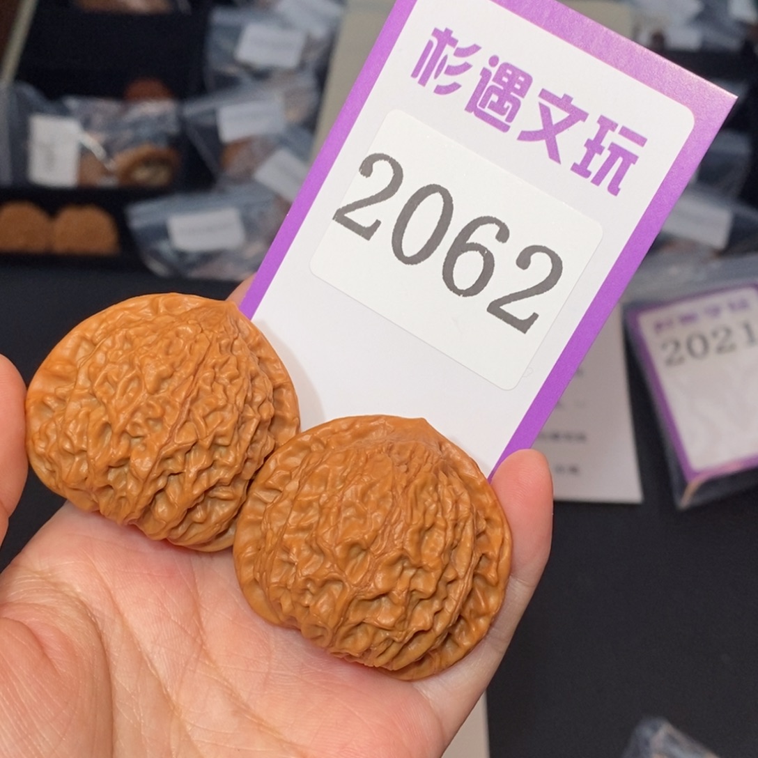 谢***臣文玩核桃吊坠42金牛