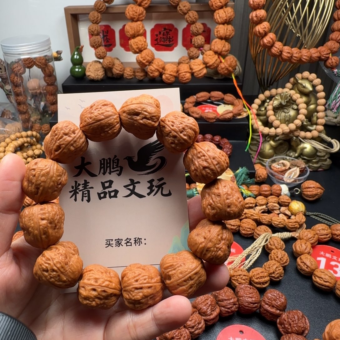 一***由桃核吊坠核桃手串