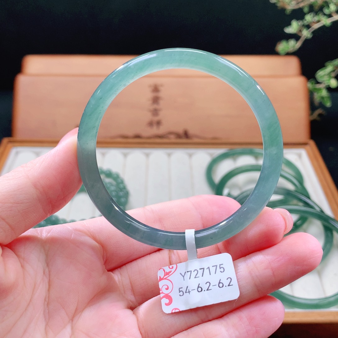 翡翠手镯（圆镯）未镶嵌