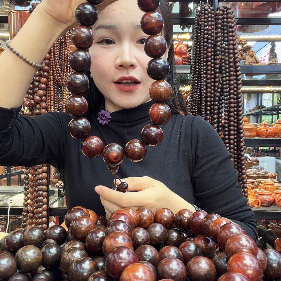 大红酸枝老挝大红酸枝瑕疵手持