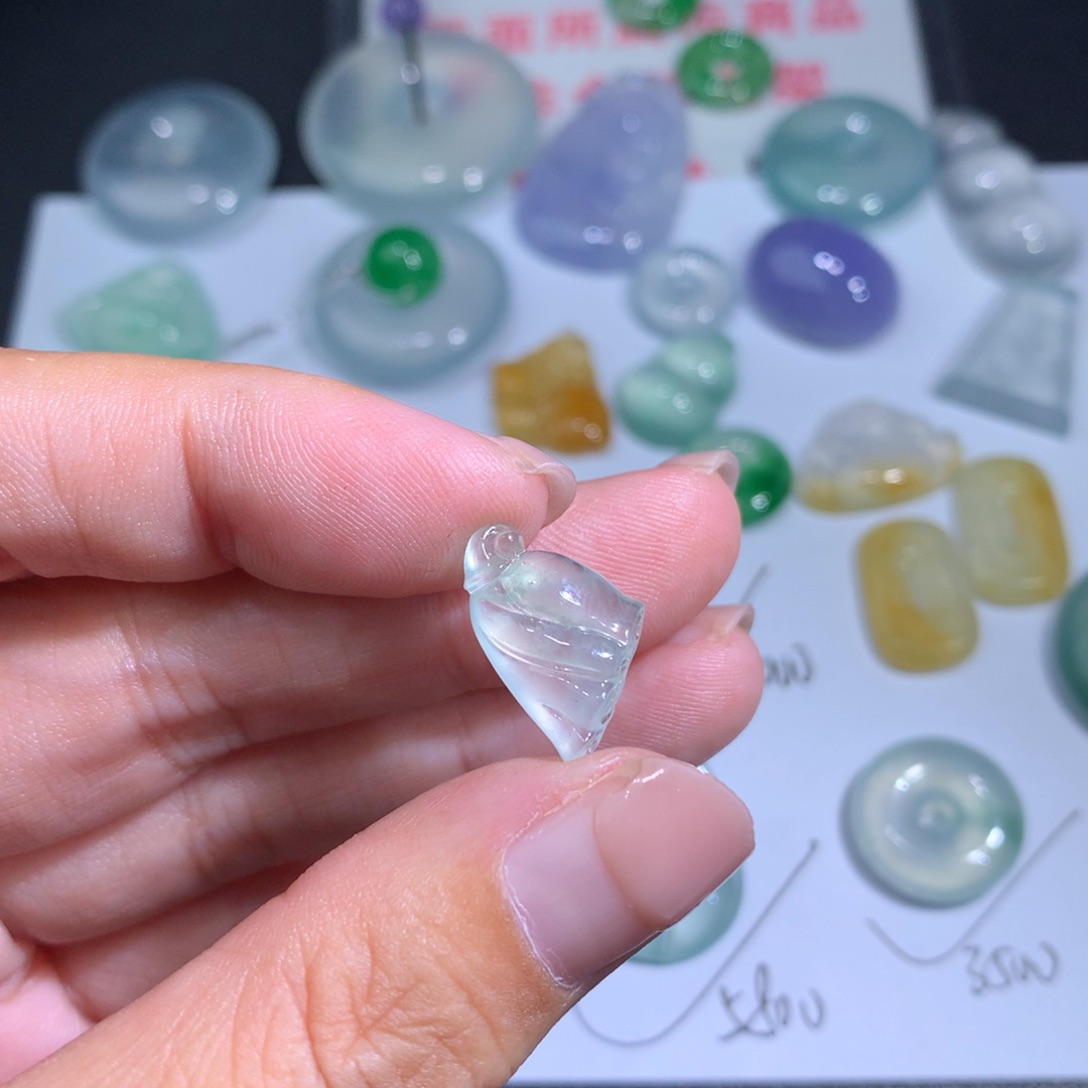 翡翠颈饰未镶嵌莲蓬