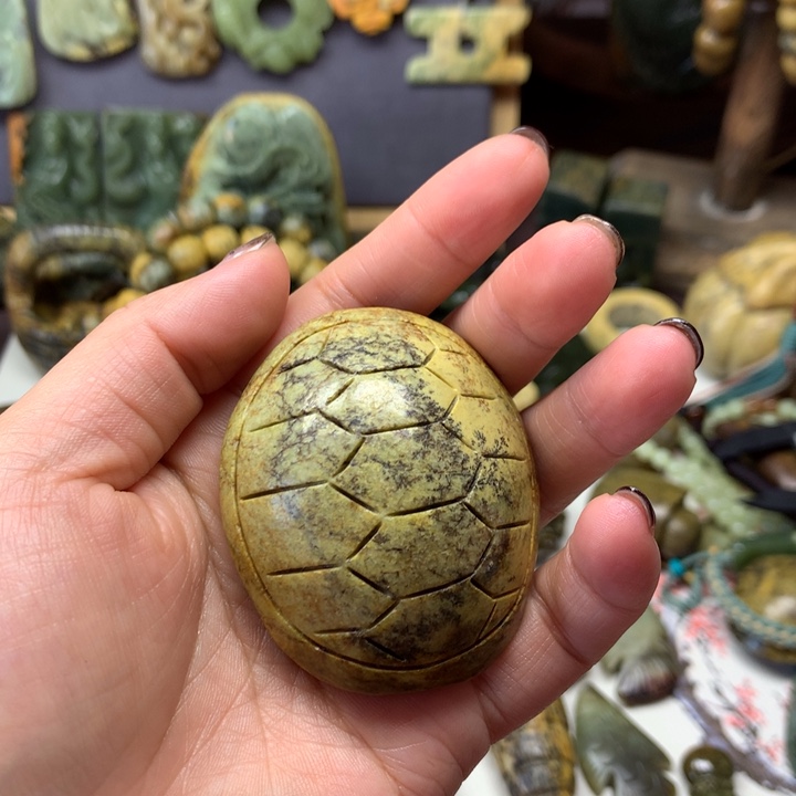 透闪石质玉未镶嵌颈饰