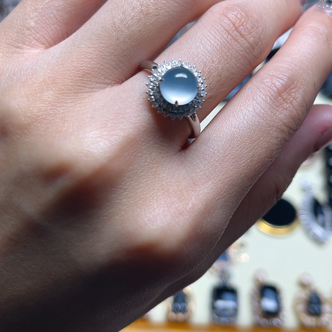 翡翠18K金镶嵌戒指蛋面