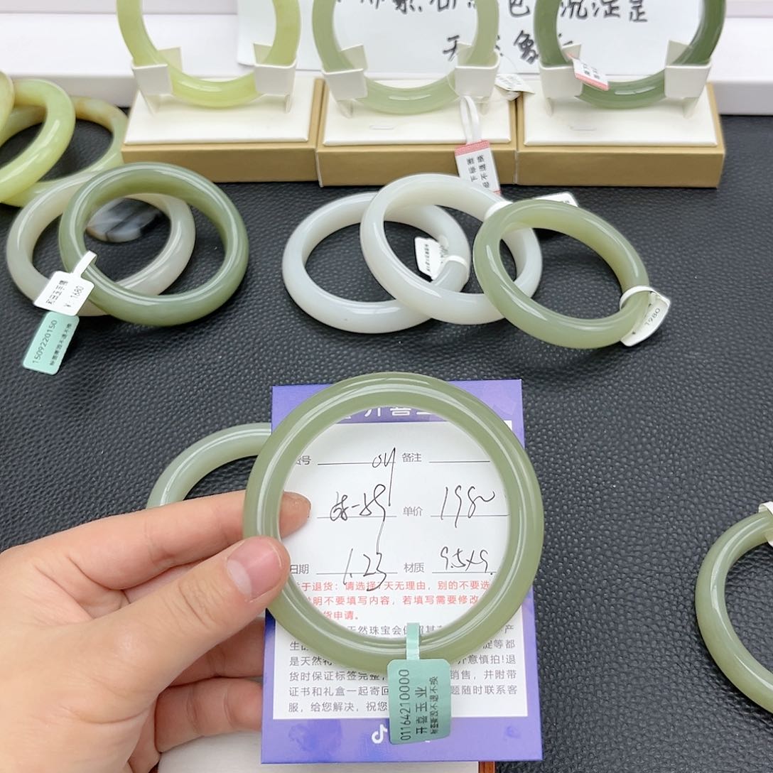 【闪购商品】和田玉手镯未镶嵌脸**了