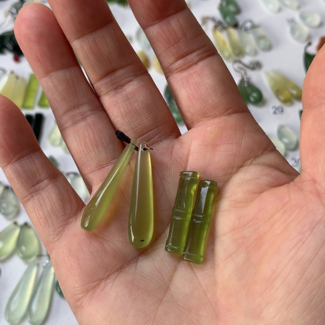 金***霄蛇纹石玉未镶嵌耳坠