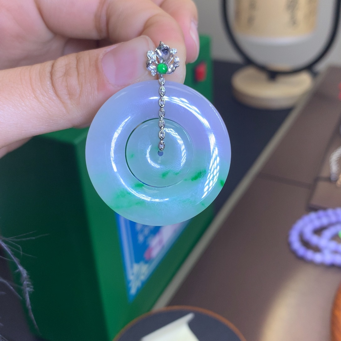 翡翠颈饰18K金镶嵌翡翠