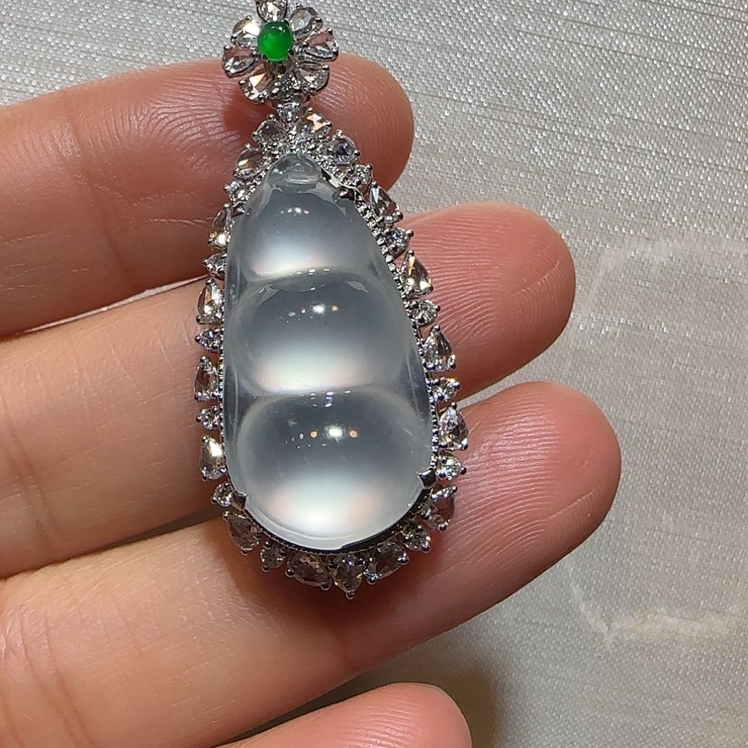 翡翠18K金镶嵌颈饰福豆