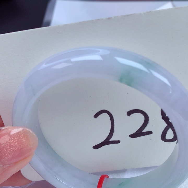 翡翠手镯未镶嵌翡翠