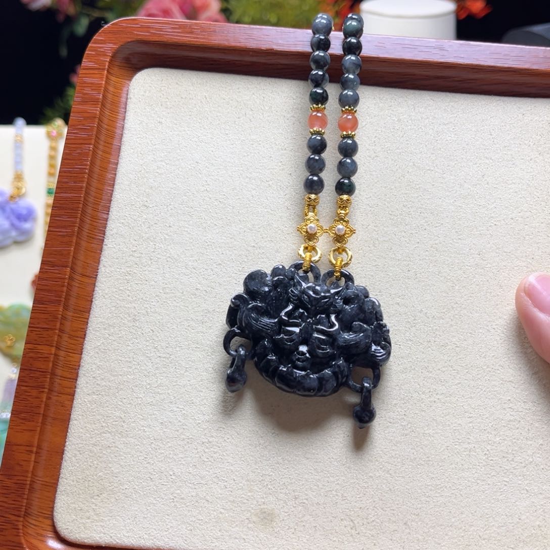 翡翠颈饰未镶嵌狐仙娘娘