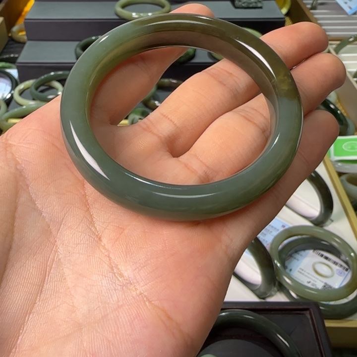 和田玉未镶嵌手镯