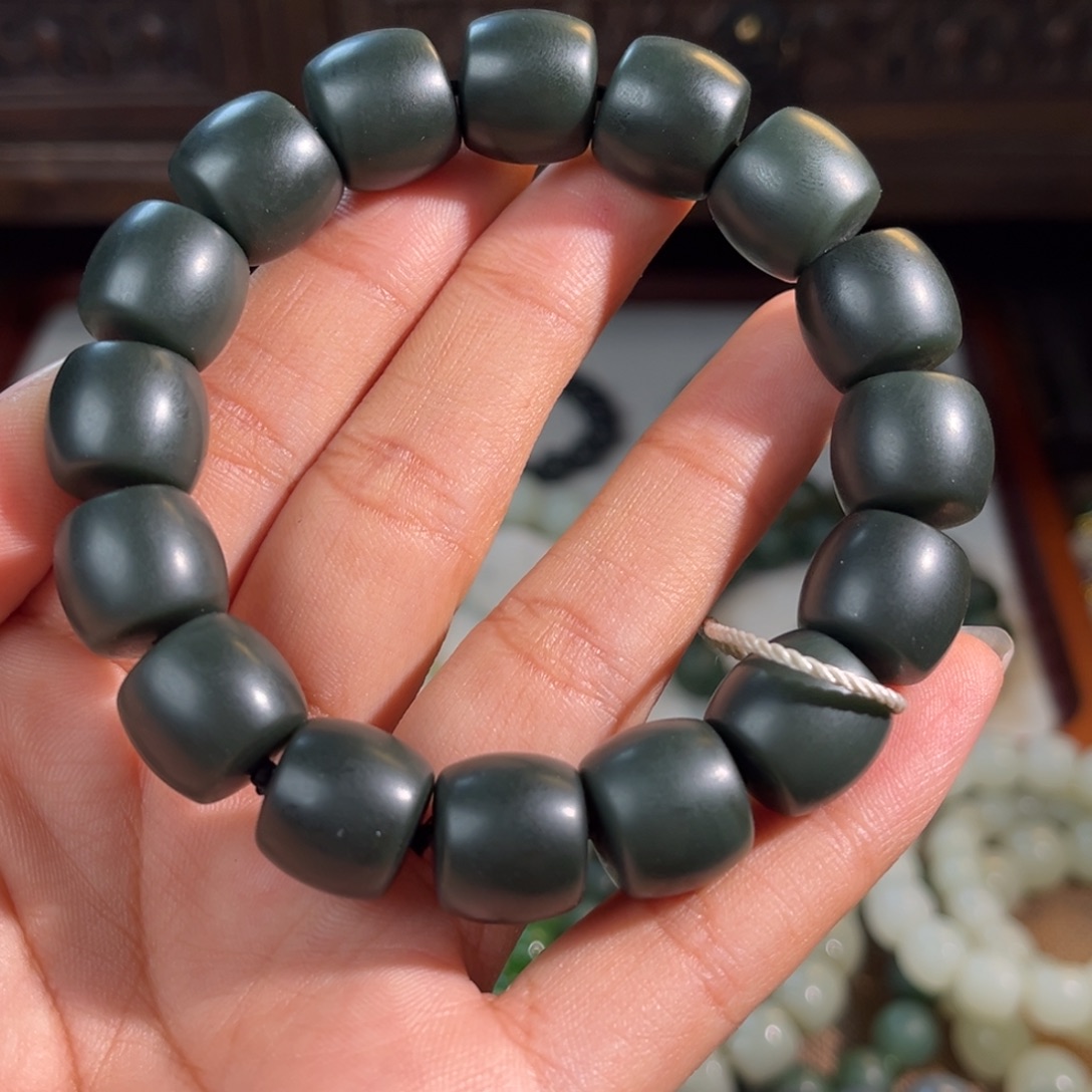 削***屁和田玉未镶嵌手链