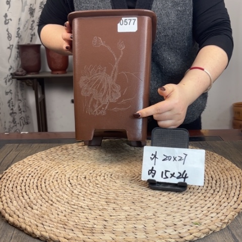 紫砂花盆紫玉金砂荷花刻绘圆角签筒0577