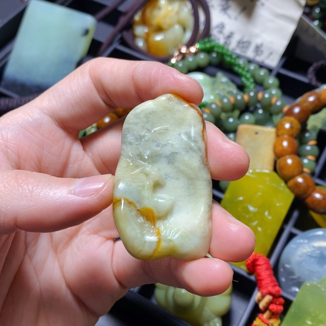 蛇纹石玉未镶嵌颈饰