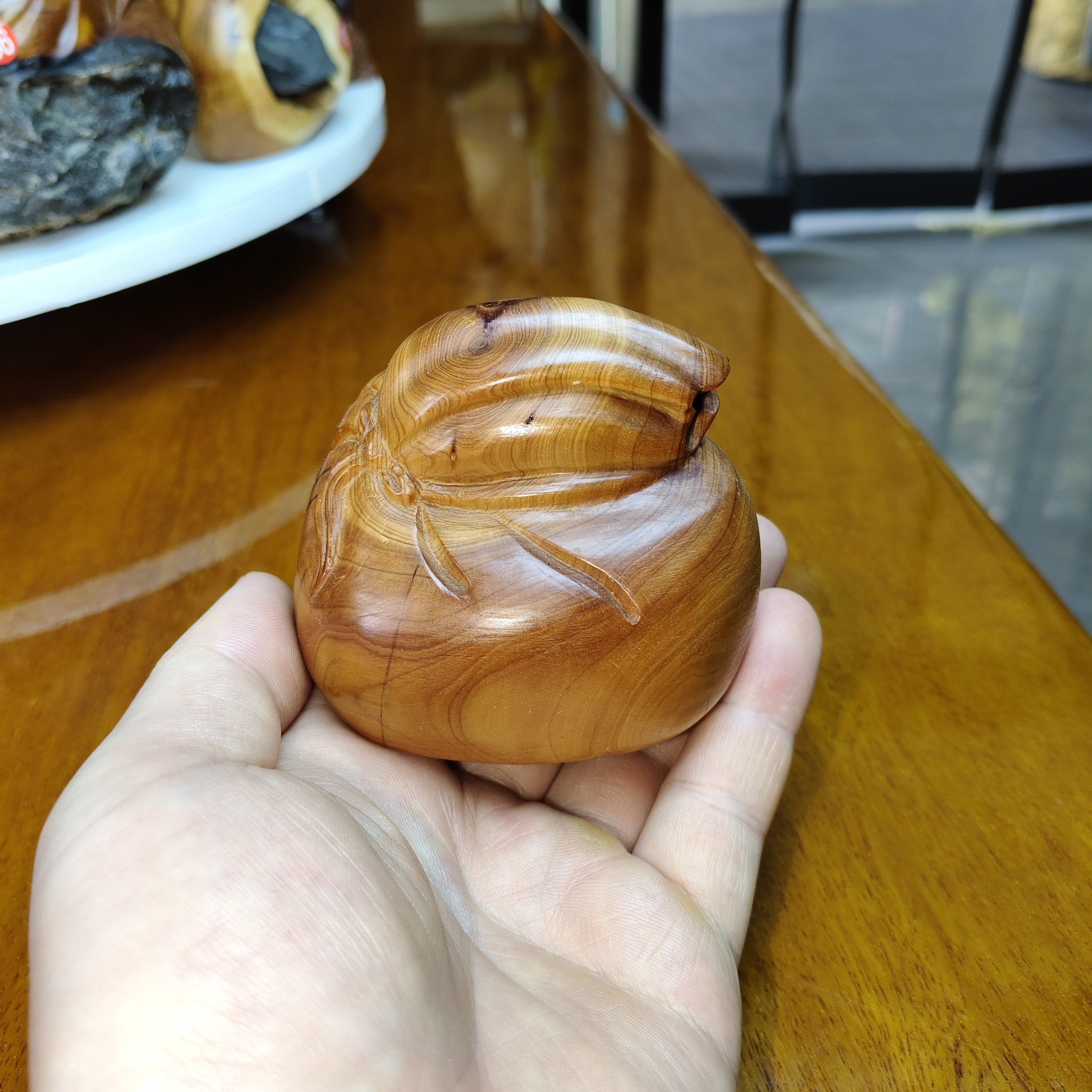 崖柏根雕钱袋手把件