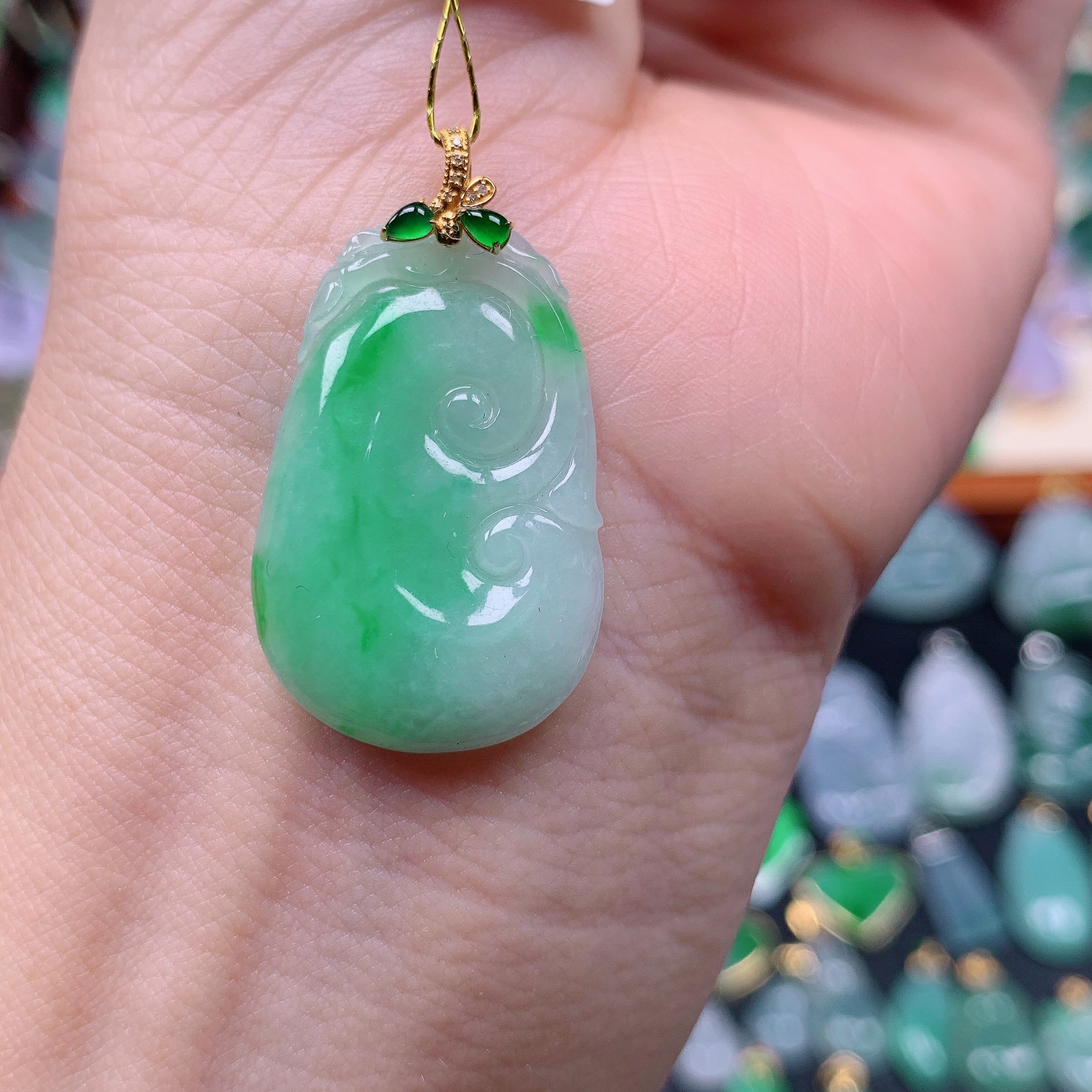 缅甸天然A货翡翠，飘绿如意 编号13/1224尺寸29.9-18.7-3.5