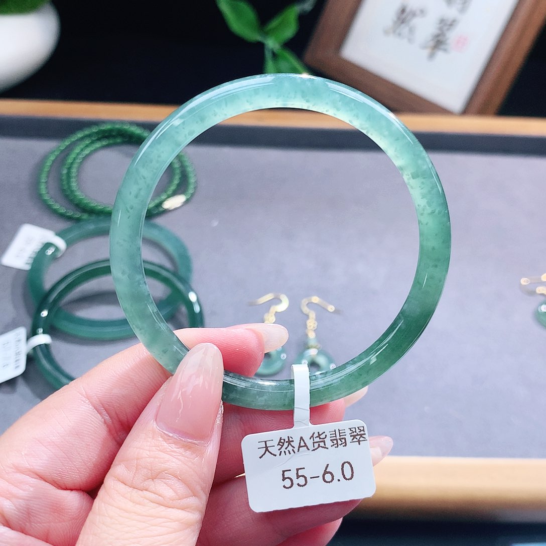 翡翠手镯（圆镯）未镶嵌