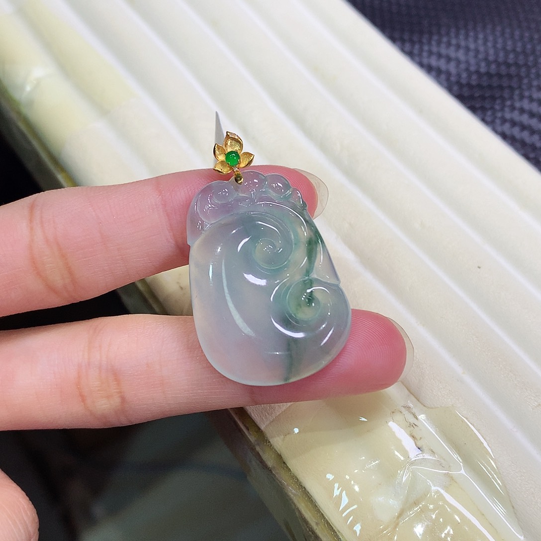 翡翠18K金镶嵌颈饰如意