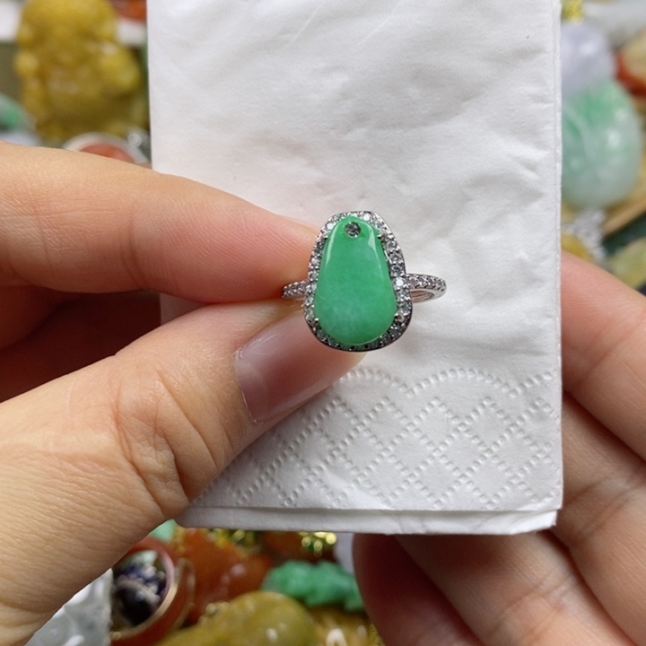 翡翠吊坠(赠链)未镶嵌