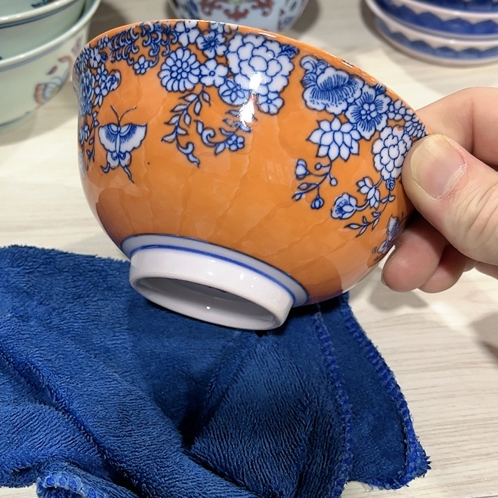 瓷片////直径12.5厘米。红。