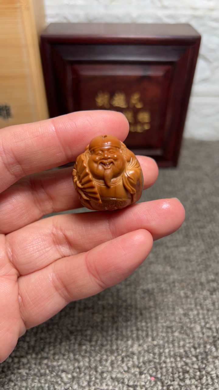 橄榄核雕包衣财神单棵。尺寸2．5 x 3．1