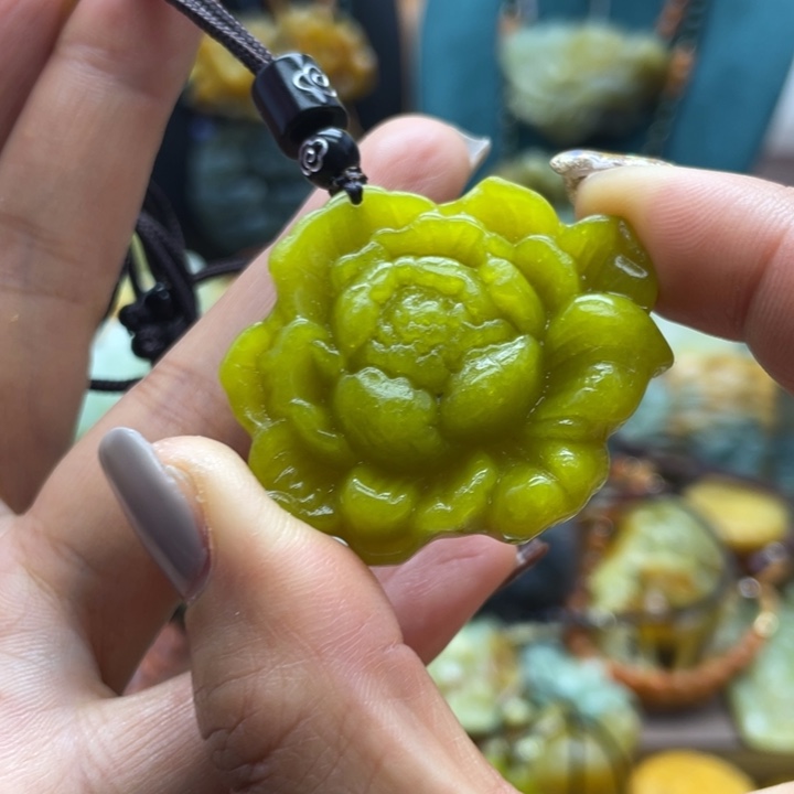 蛇纹石玉未镶嵌颈饰