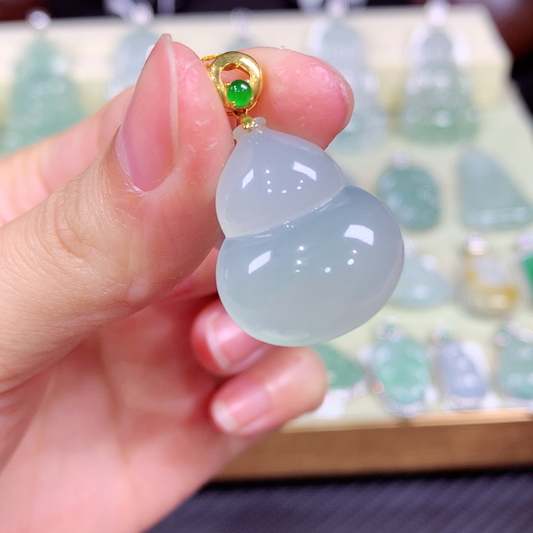 翡翠18K金镶嵌颈饰葫芦