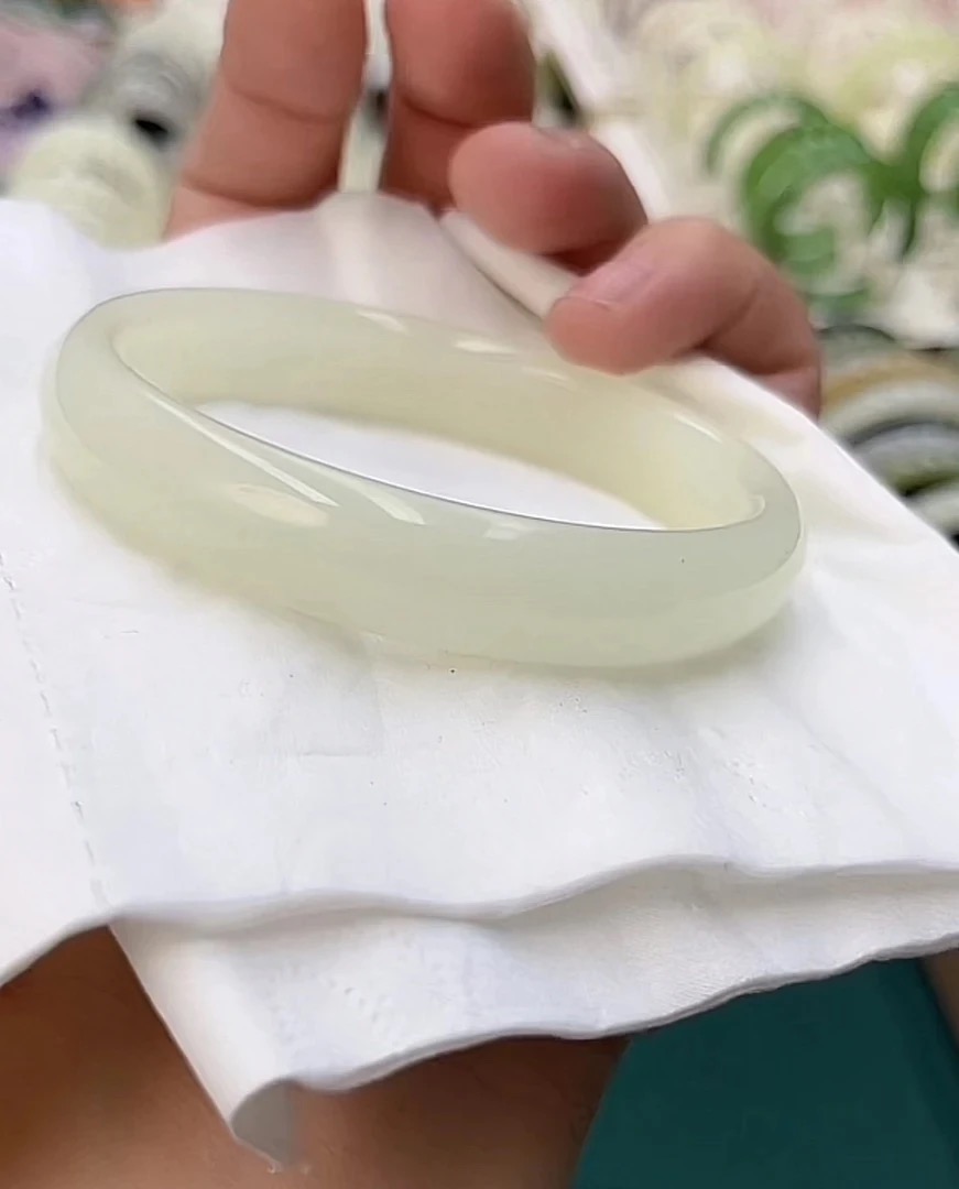 585晴水宽版天然和田玉手镯-天然珠宝发货多样性