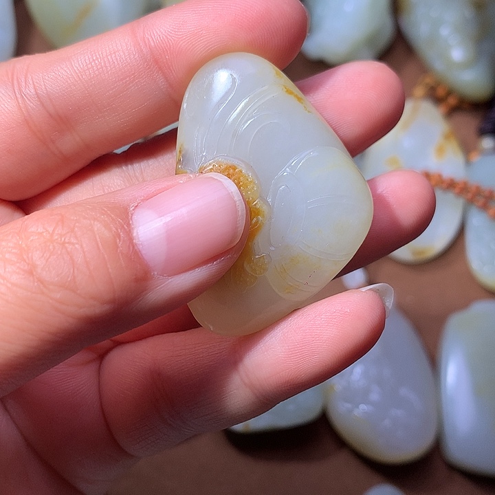 豹***子和田玉未镶嵌颈饰