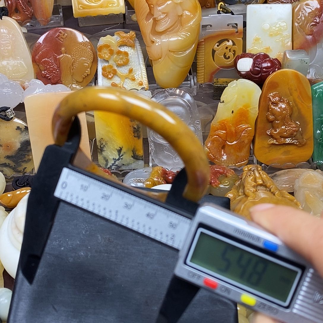 石英质玉（黄龙玉）颈饰未镶嵌