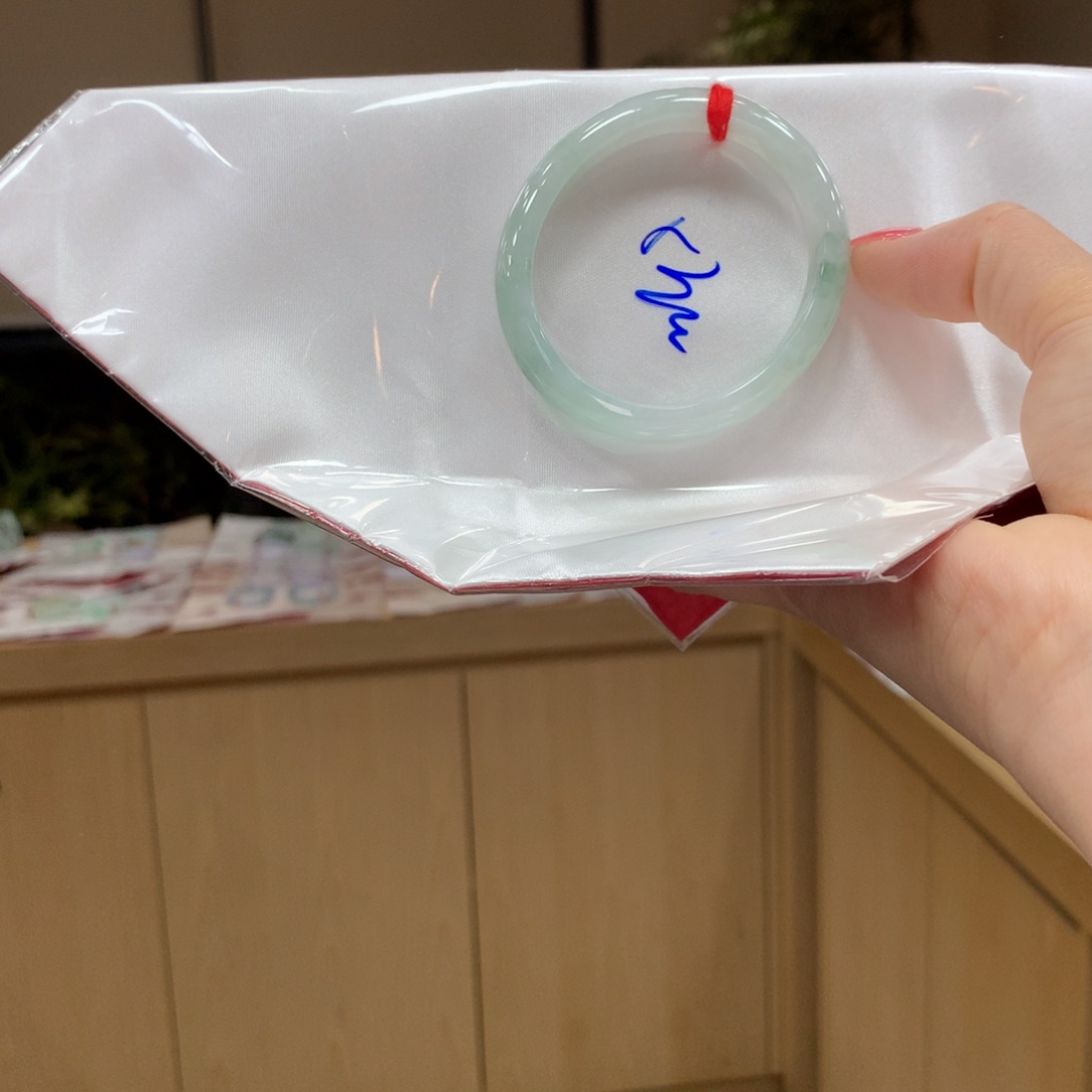 翡翠手镯未镶嵌不退不换