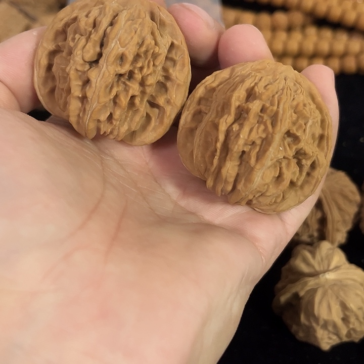 文玩核桃把件44左右微微瑕四座楼，编号026