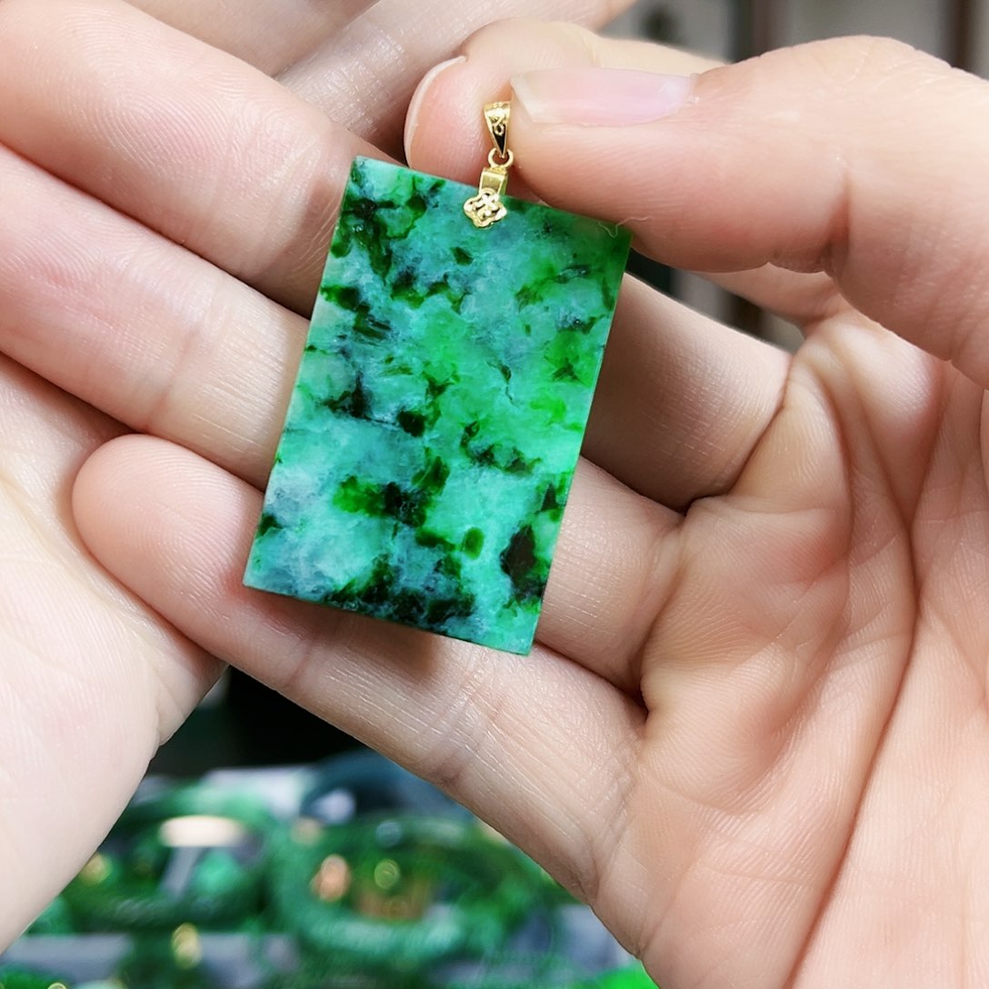 翡翠颈饰18K金镶嵌吊坠多样性