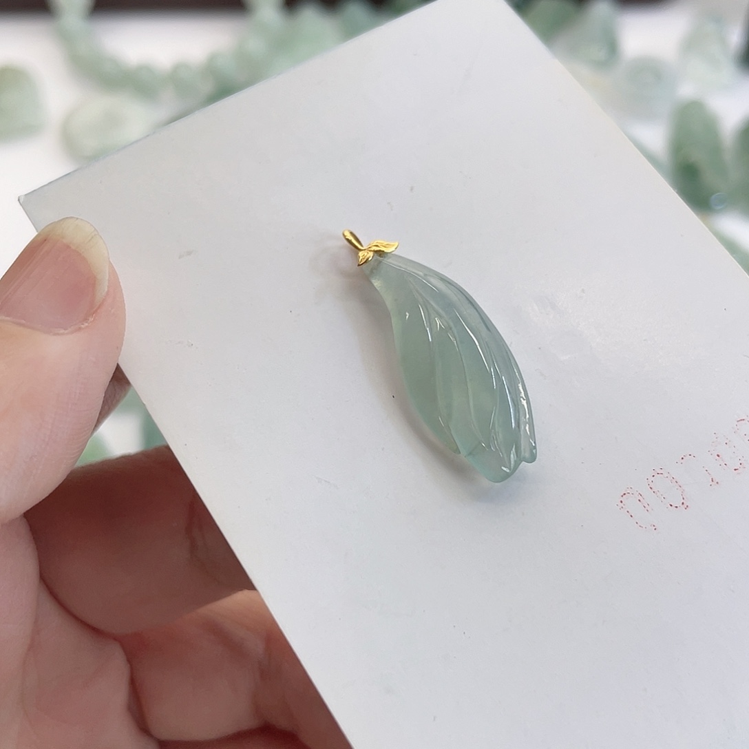 翡翠未镶嵌颈饰玉兰花