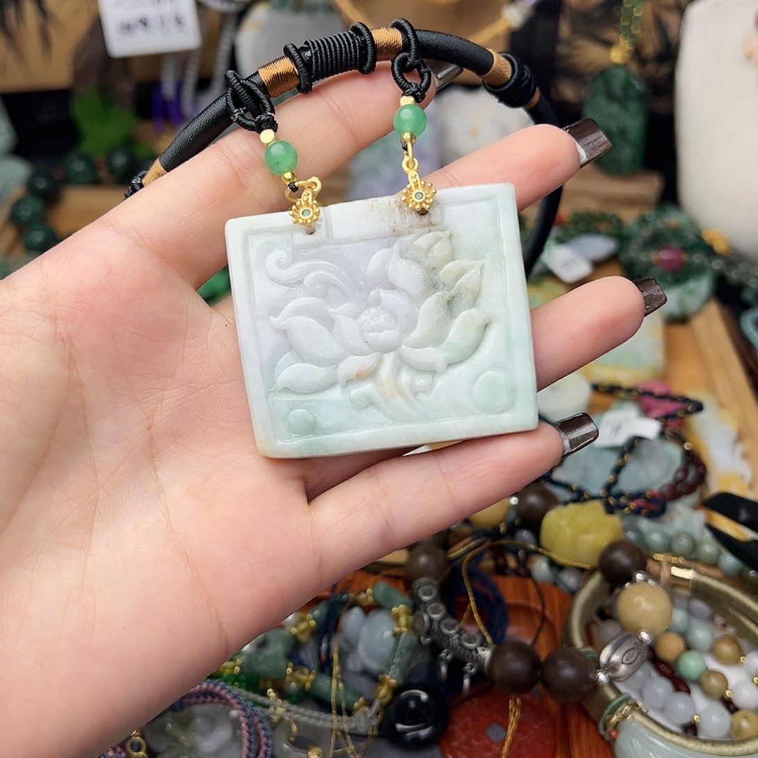 翡翠颈饰未镶嵌吊坠