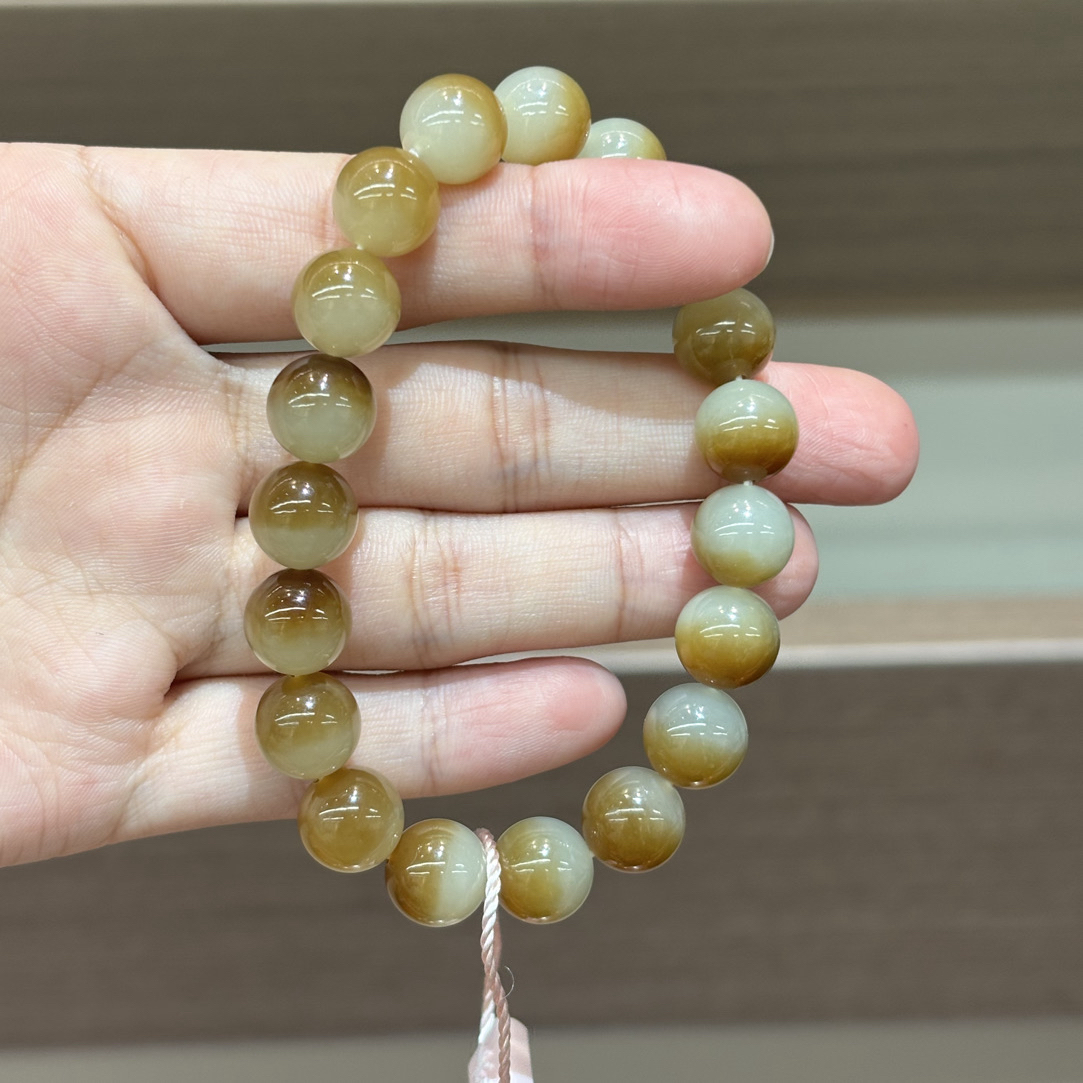 111306jm和田玉且末料手串约10mm多样性发其一