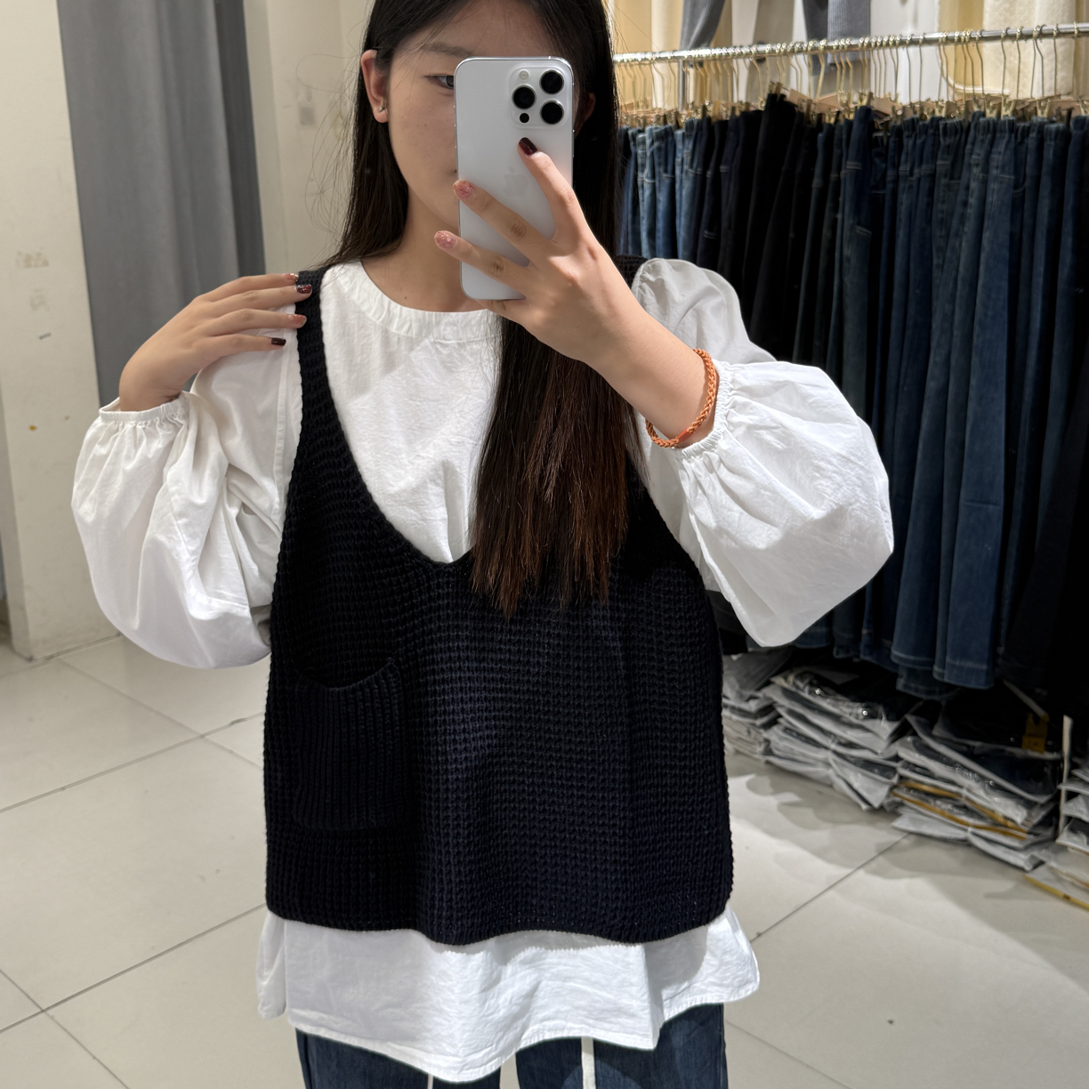 孕妇宽松泡泡袖衬衫与针织马甲搭配