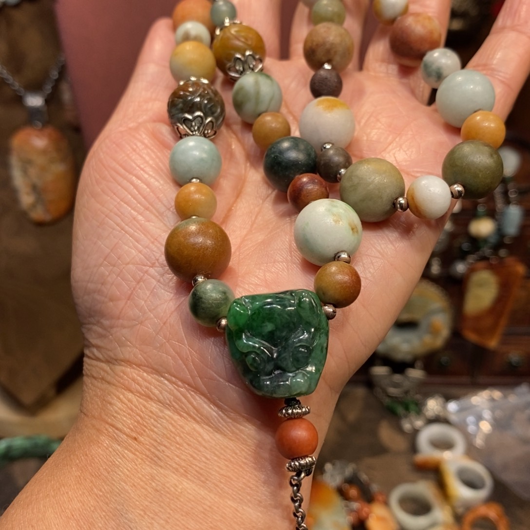 翡翠吊坠(赠链)未镶嵌