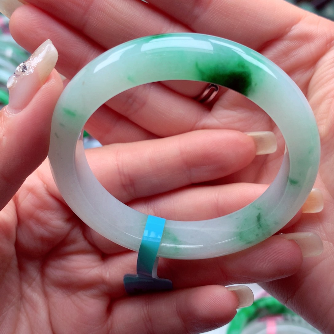 翡翠手镯未镶嵌翡翠