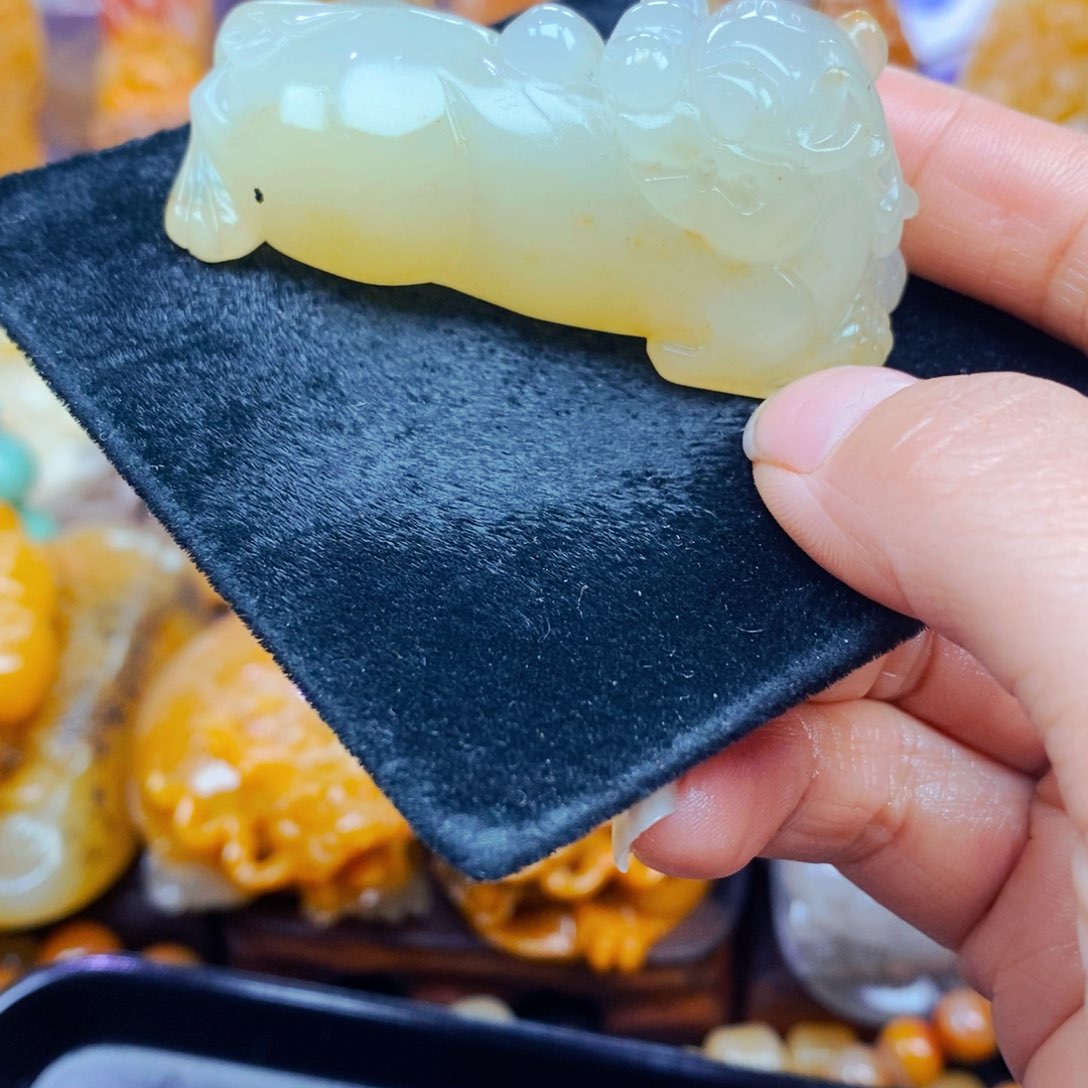 未镶嵌石英质玉（黄龙玉）颈饰