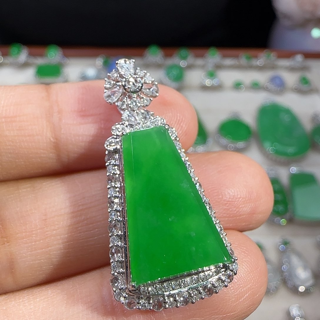 翡翠吊坠(不含链)18K金镶嵌