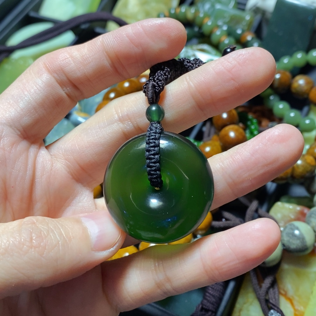 蛇纹石玉未镶嵌颈饰