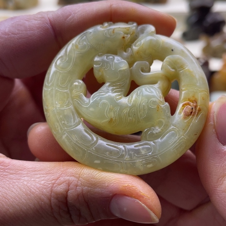 蛇纹石玉颈饰未镶嵌