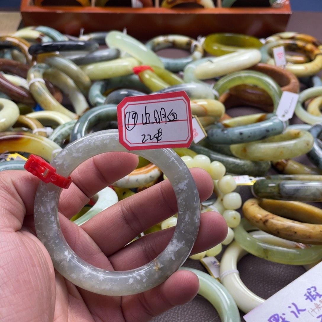 烬***雪蛇纹石玉未镶嵌手镯