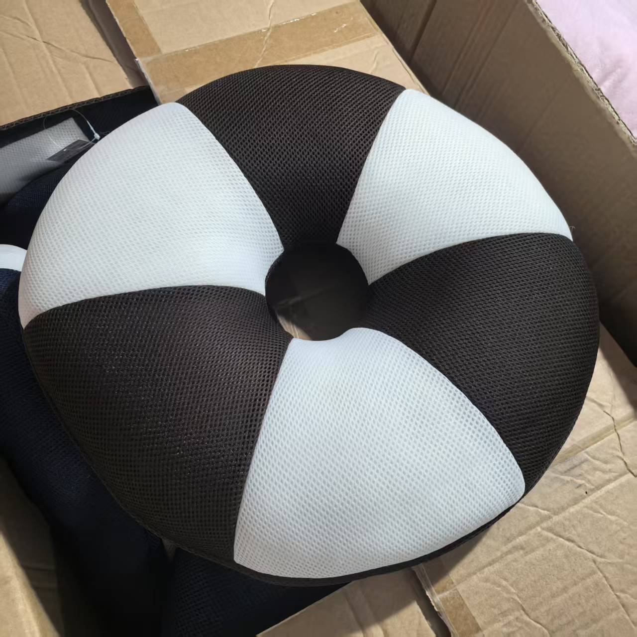 咖白圆形透气午休抱枕